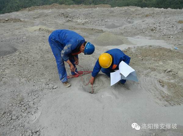 項目部穿爆科對現(xiàn)場作業(yè)質(zhì)量進行檢查